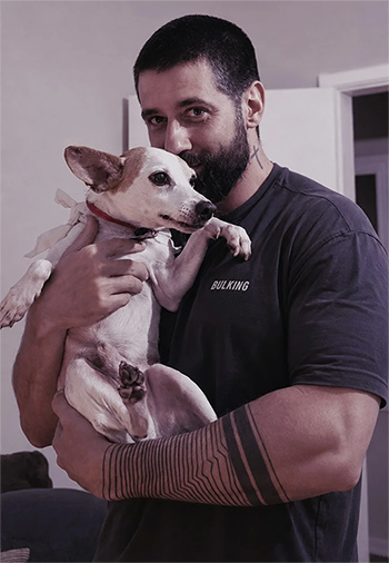 Marcelo com seu cachorro Pedro